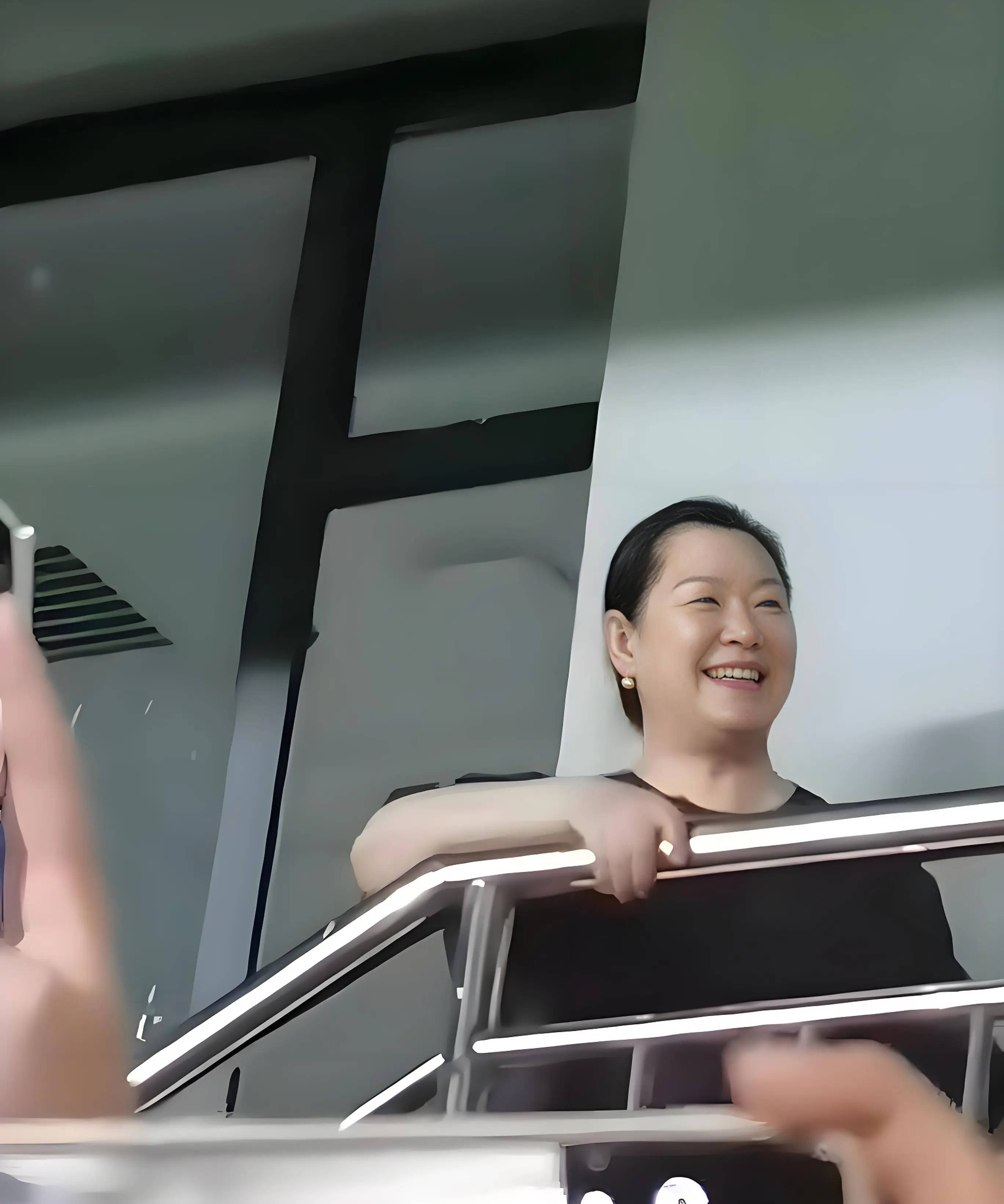 考古 | 赵本山妻子罕见公开现身,气质优雅五官美艳,俩人爱情太感人!