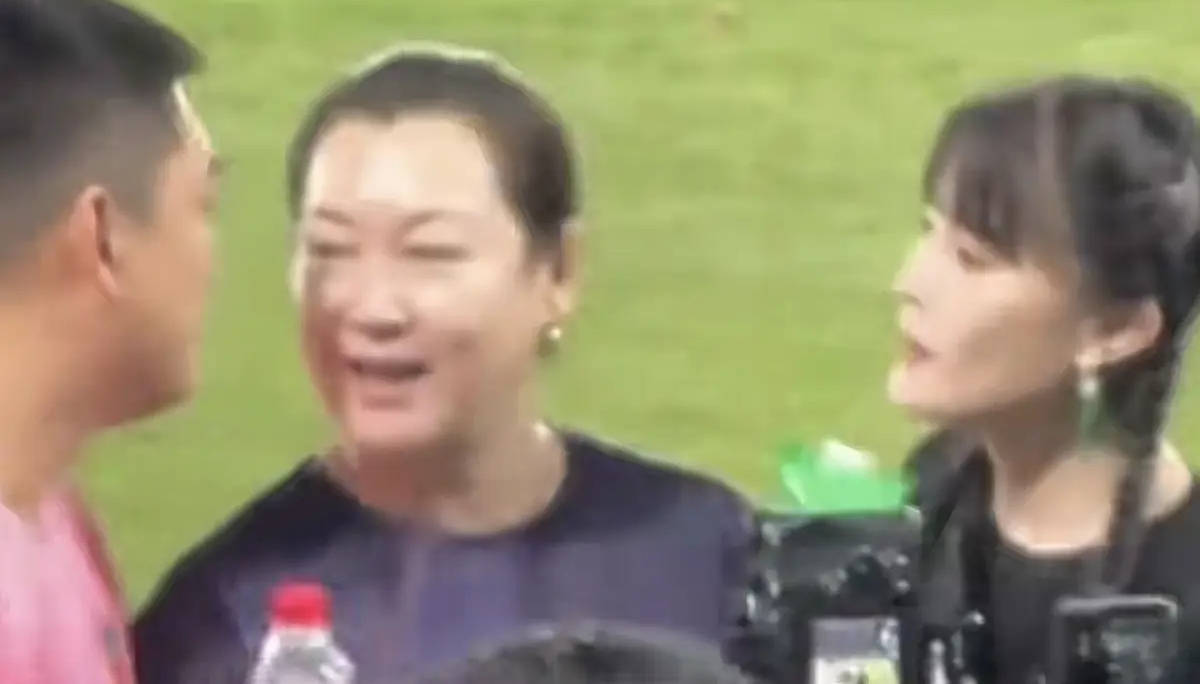 考古 | 赵本山妻子罕见公开现身,气质优雅五官美艳,俩人爱情太感人!
