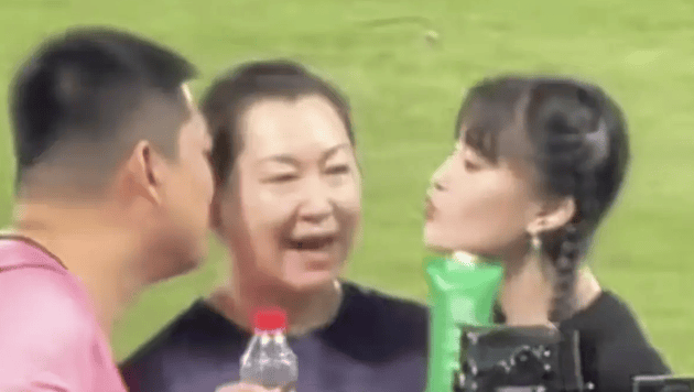 考古 | 赵本山妻子罕见公开现身,气质优雅五官美艳,俩人爱情太感人!
