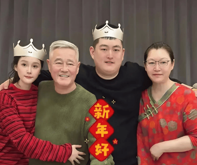 考古 | 赵本山妻子罕见公开现身,气质优雅五官美艳,俩人爱情太感人!