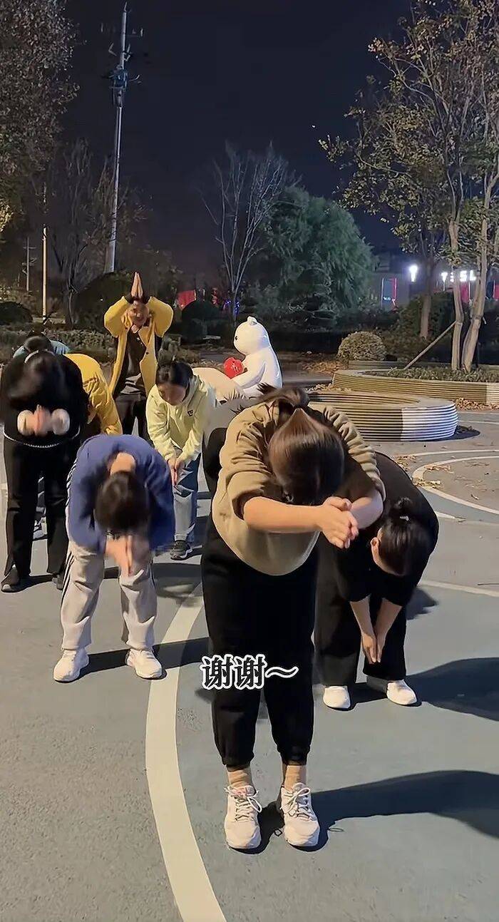 为救患癌孩子，父母冬夜在济南街头每晚跳舞五小时：吴克群发起千人共舞，点赞济南是“济燃”