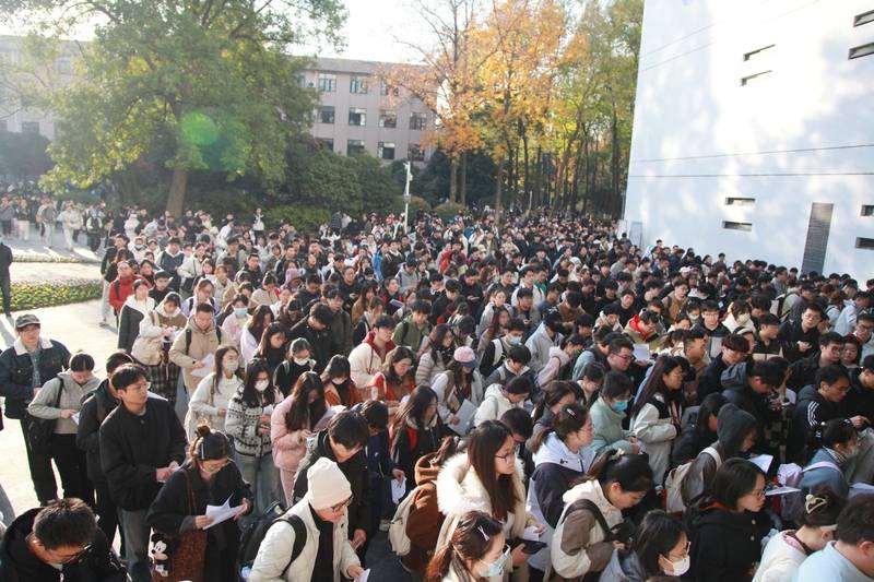 中年失业的地产人，挤进考公“复活赛”