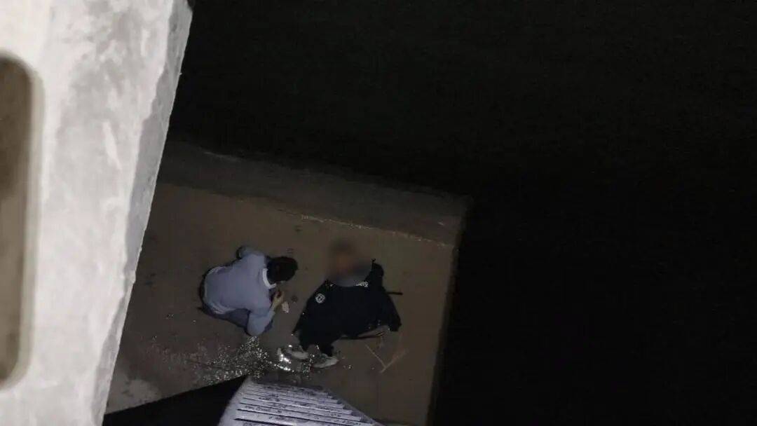 广州一男孩在小区玩捉迷藏时,意外坠入7米深井,全身湿透,直喊“手疼”“冷”