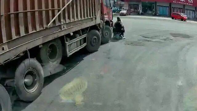 河北一大货车右转撞上电动车后碾压致两人死亡,肇事后货车起火;当地回应:死者系母子