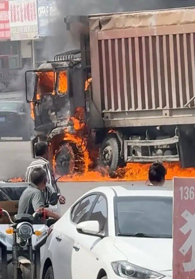 河北一大货车右转撞上电动车后碾压致两人死亡,肇事后货车起火;当地回应:死者系母子