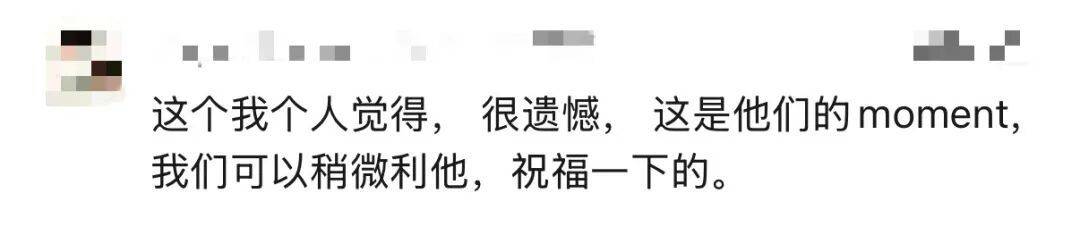 赵雷演唱会上情侣求婚，观众齐喊 “坐下”！引争议